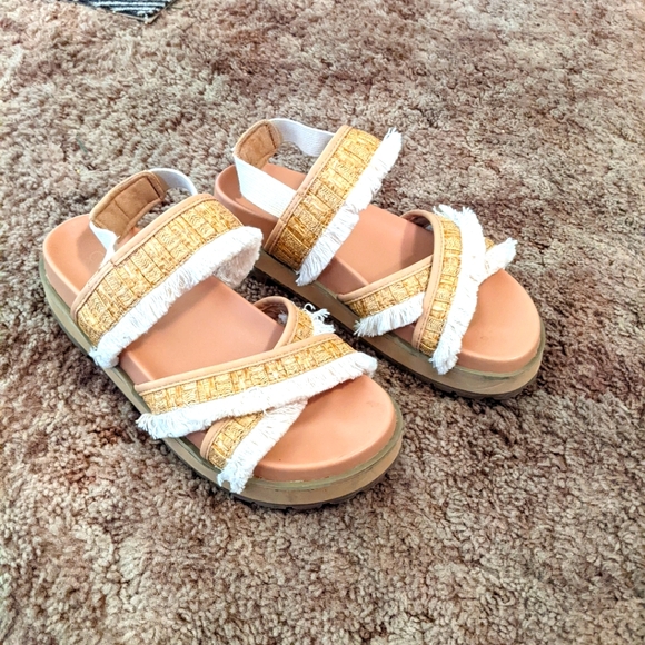 Women's Cute Sandals! - Picture 5 of 6